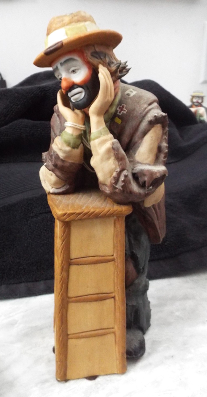 Emmett Kelly Jr. Flambro Hobo Clown leaning on stool 8355/15000